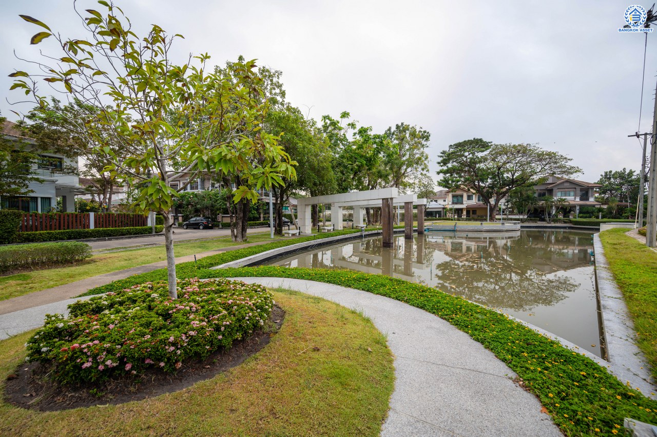 บ้านมือสองตกแต่งใหม่ จากแบรนด์ Sansiri โครงการ เศรษฐสิริ วงแหวน-สุขาภิบาล2 บ้านเดี่ยวหลังมุม เนื้อที่ 70.10 ตร.ว. พื้นที่ใช้สอย 166.20 ตร.ม. ฟังก์ชัน 3 ห้องนอน 3 ห้องน้ำ 1 ห้องแม่บ้าน 2 ที่จอดรถ ติดถนนใหญ่เสรีไทย ใกล้จุดขึ้นทางด่วน "วงแหวน-กาญจนาภิเษก" และ ใกล้รถไฟฟ้าสายสีชมพู "สถานีนพรัตน์"...